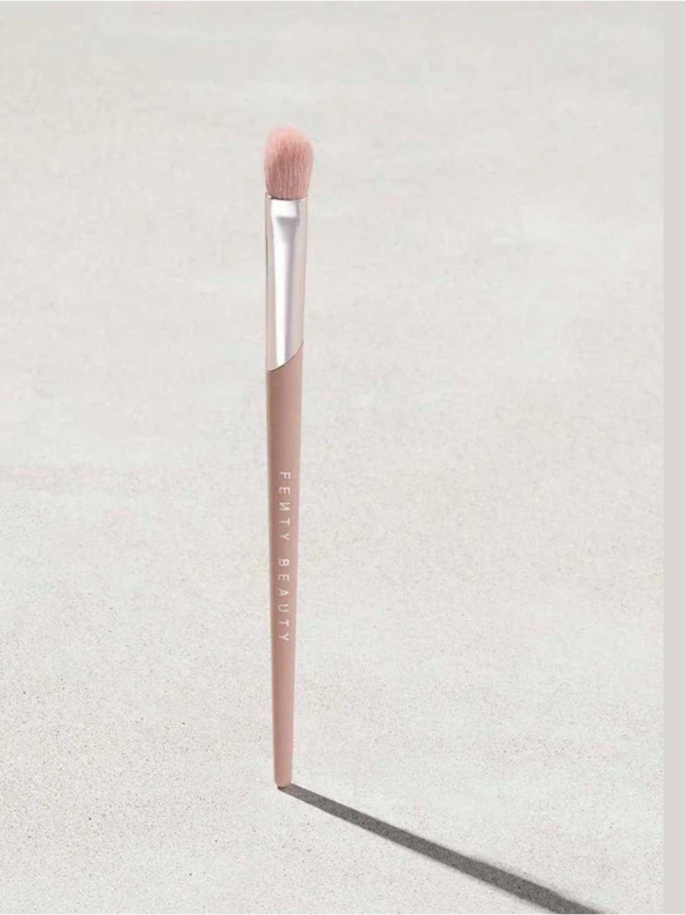 Fenty Beauty Pink Eye Shader Brush - Soft Blending Tip